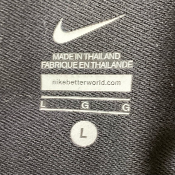 The Nike Sphere Shieldrunner Half Zip Black Pullover Running Top w Thumbholes - Picture 3 of 9